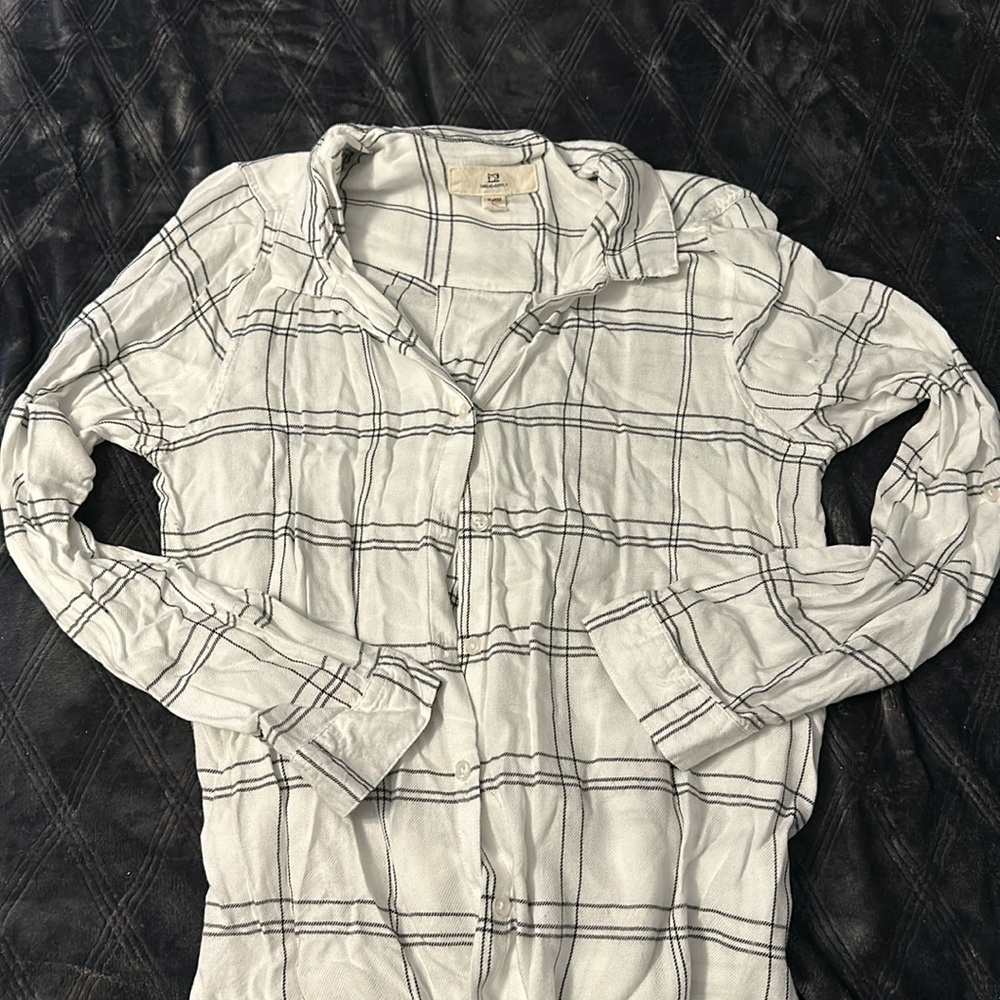 White and Black Flannel!! Size XL ( Runs small ) Super comfy and smooth